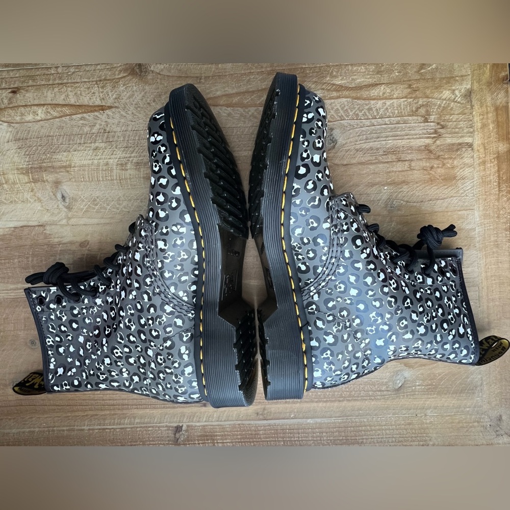Dr Martens Women's 1460 8 Eye Boot Size 7 In Leopard Print New - Picture 8 of 11